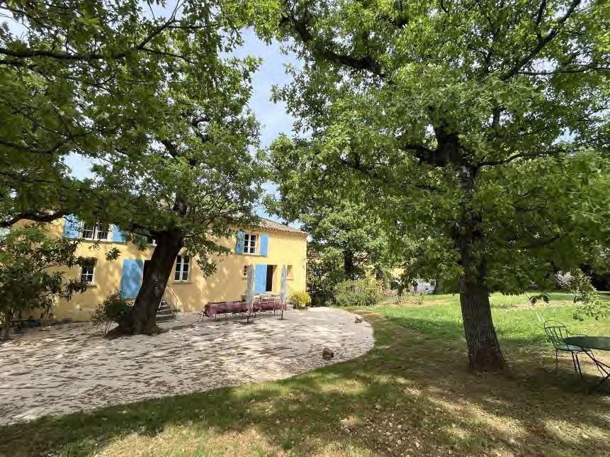 Dans le Var en région Provence Alpes Côte d'Azur : 2 villas modulables de caractère avec une capacité globale de 8 chambres, 16 à 20 personnes suivant options, dans un cadre bucolique d’exception