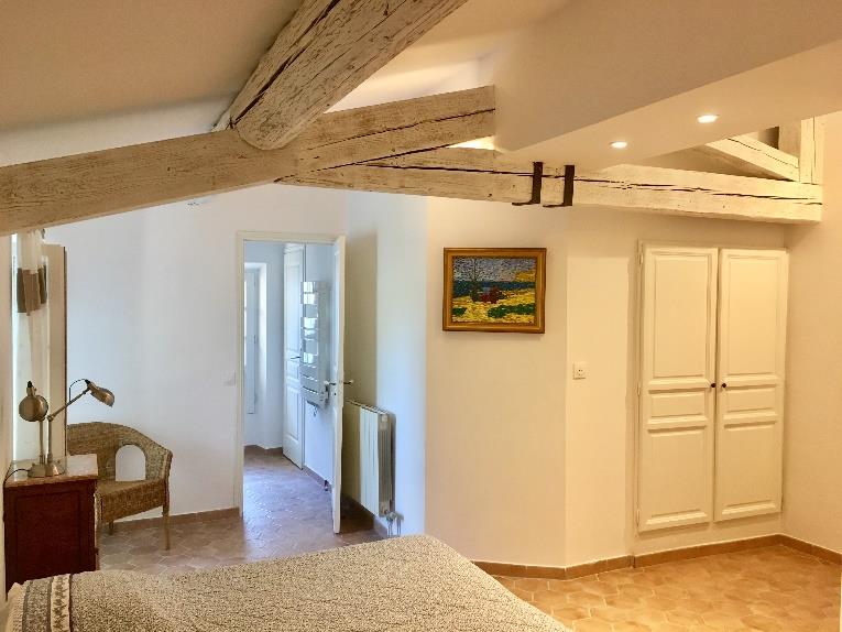 Dans le Var en région Provence Alpes Côte d'Azur : villa de caractère avec une capacité globale de 3 chambres, jusqu'à 7 personnes, dans un cadre bucolique d’exception