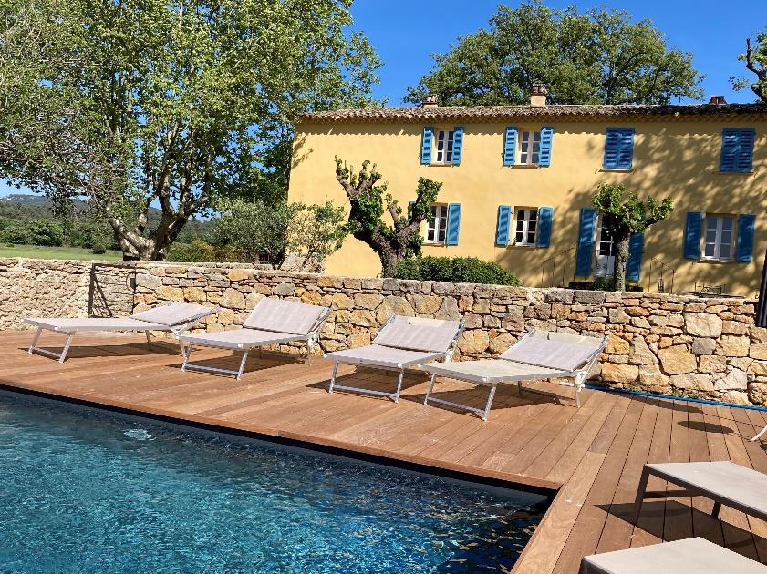 Dans le Var en région Provence Alpes Côte d'Azur : villa de caractère avec une capacité globale de 3 chambres, jusqu'à 7 personnes, dans un cadre bucolique d’exception