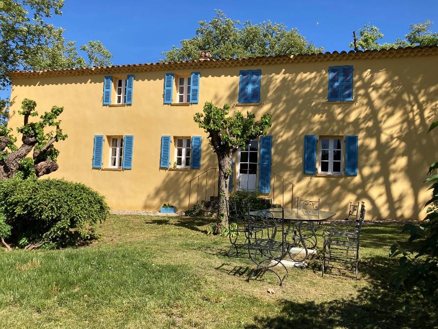 Dans le Var en région Provence Alpes Côte d'Azur : villa de caractère avec une capacité globale de 3 chambres, jusqu'à 7 personnes, dans un cadre bucolique d’exception