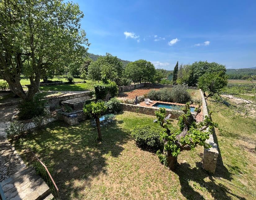 Dans le Var en région Provence Alpes Côte d'Azur : villa de caractère avec une capacité globale de 3 chambres, jusqu'à 7 personnes, dans un cadre bucolique d’exception