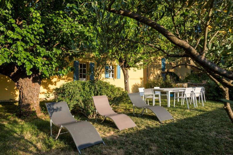 Dans le Var en région Provence Alpes Côte d'Azur : villa de caractère avec une capacité globale de 3 chambres, jusqu'à 7 personnes, dans un cadre bucolique d’exception