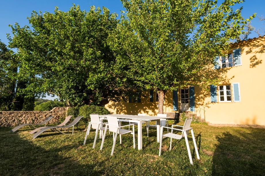 Dans le Var en région Provence Alpes Côte d'Azur : villa de caractère avec une capacité globale de 3 chambres, jusqu'à 7 personnes, dans un cadre bucolique d’exception